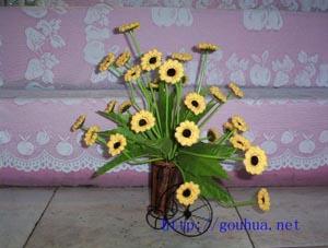 指尖綻放的活力之花 周麗鉤花藝術公司《活力四射之121》絨線鉤花賞析